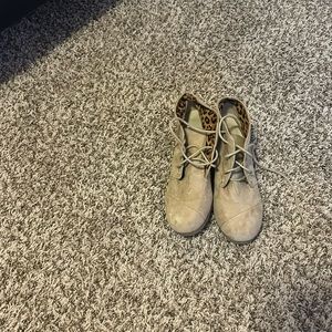 Size 5 no call heeled boots